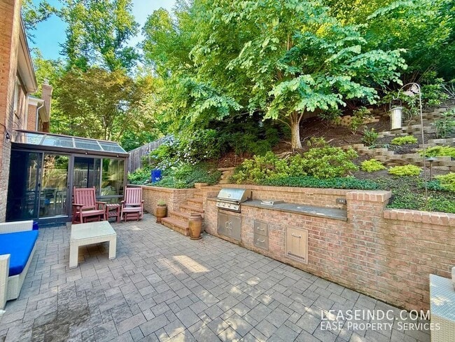 Building Photo - 2947 Arizona Ave NW