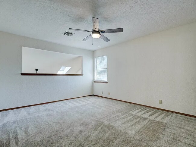 Building Photo - Beautiful 3bed/3bath Townhome Available in Westside Norman!!