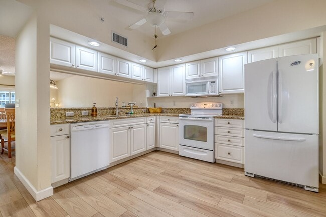 Building Photo - Updated 3 bedroom unit overlooking the Eas...