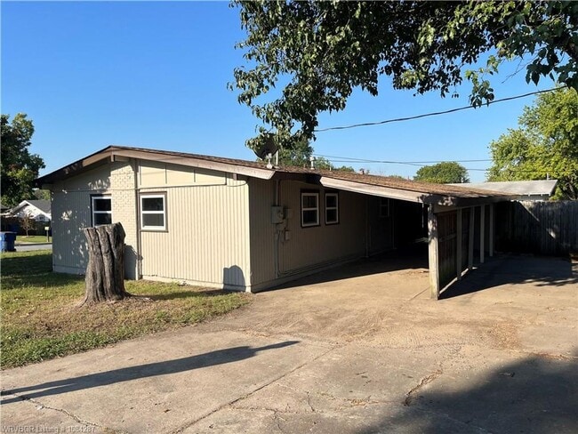 Building Photo - 3 bed, 2 bath, House.