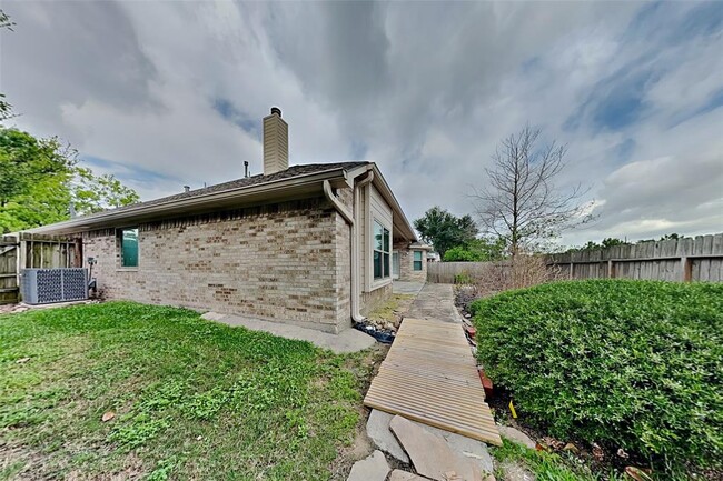 Building Photo - 8227 Sports Haven Dr