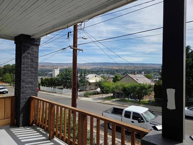 Building Photo - Charming 2 Bedroom With Valley View!
