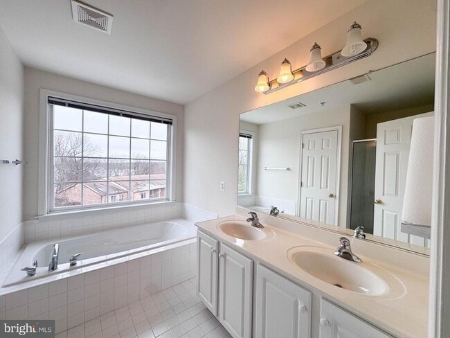 Building Photo - 1682 White Oak Vista Dr