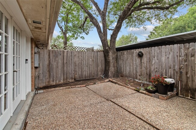 Building Photo - 12997 Trail Hollow Dr
