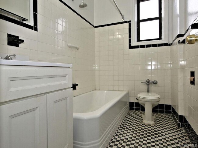 Building Photo - 313 Larchmont Acres