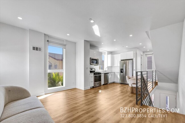 Building Photo - Gorgeous Modern Townhouse In Prime Mid-City