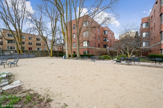 Building Photo - 1224 W Chase Ave