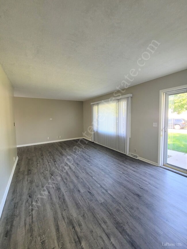 Building Photo - Three Bedroom Brick Ranch for Rent