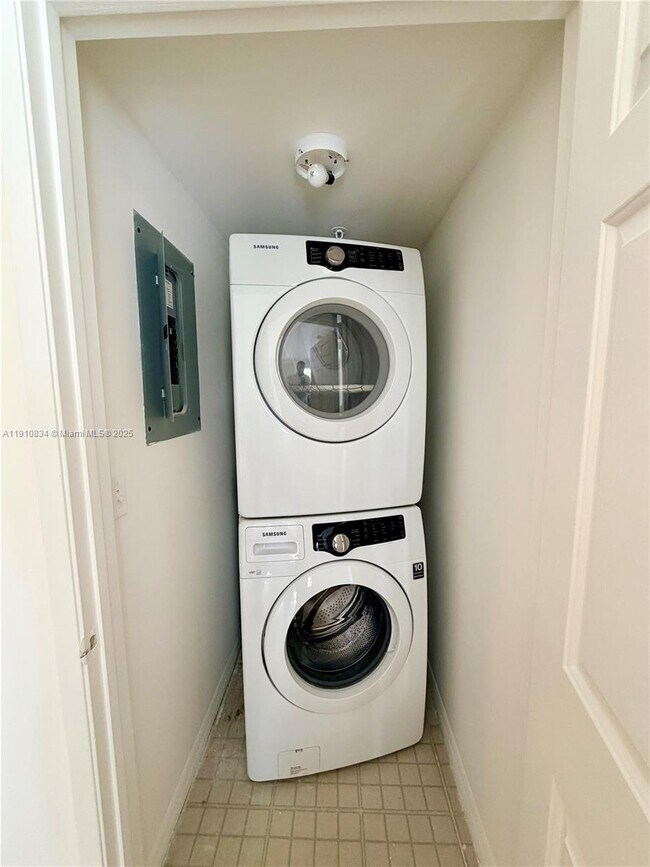 Building Photo - 2600 S University Dr