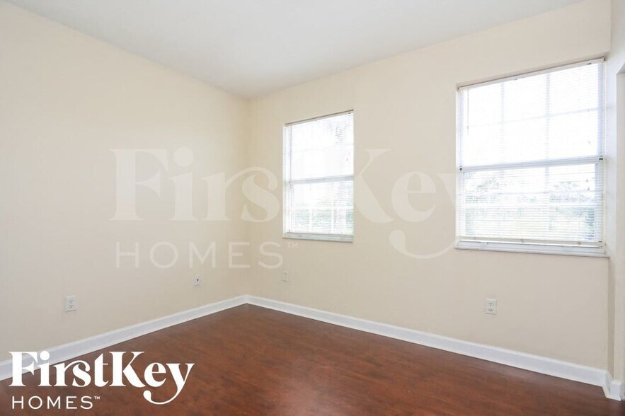 Building Photo - 2412 NE 41st Pl