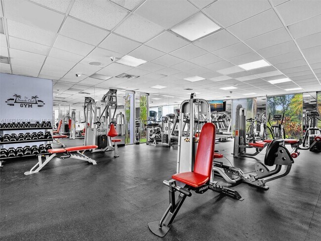 Building Photo - 9367 Fontainebleau Blvd