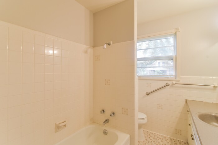 Building Photo - 6041 Pineleaf Dr