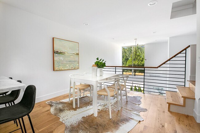 Building Photo - 2Bd/2.25Ba Seattle Townhome