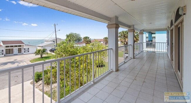 Building Photo - 813 N Shore Dr