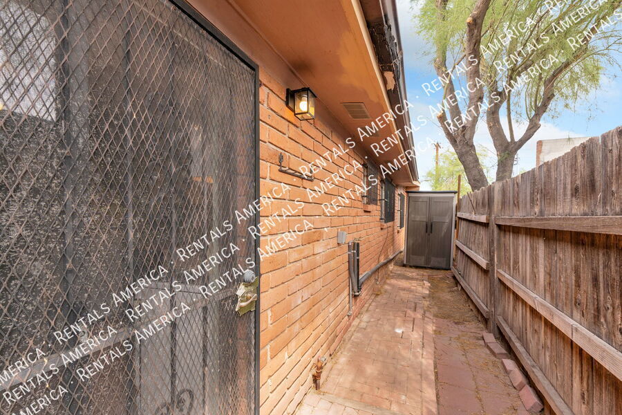 Building Photo - 803 E Holaway Dr