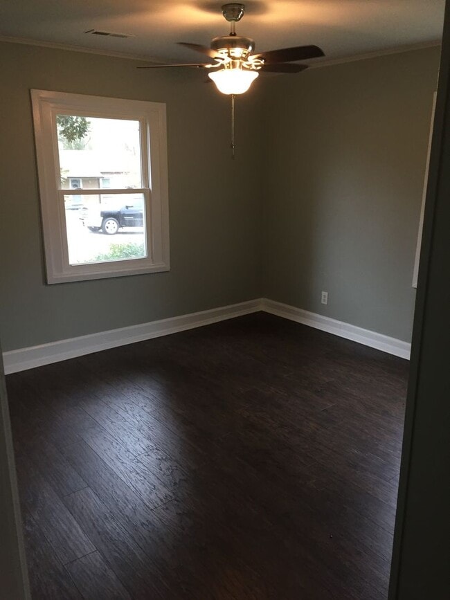 Building Photo - 2BD Duplex in Pendleton for Rent! Only $1,...