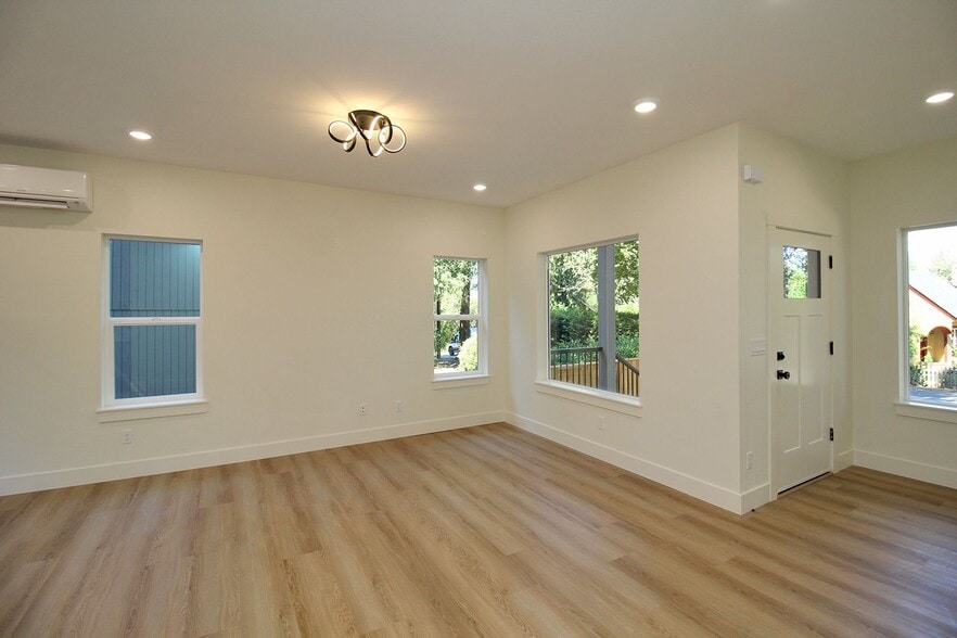 Building Photo - 4660-4660 SW Fairvale Ct