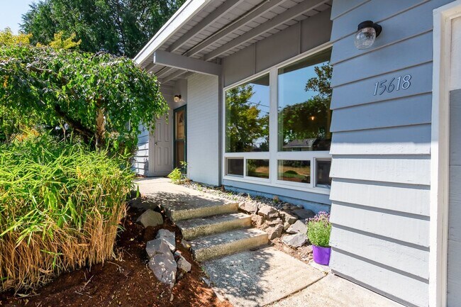 Building Photo - Newly Remodeled 3 Bed 1 Bath Rambler in Bellevue