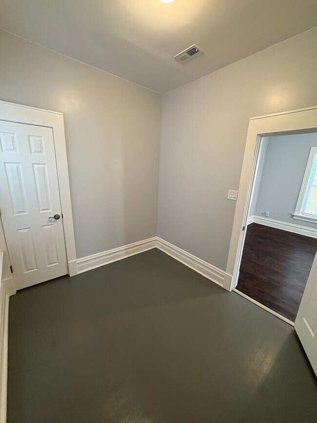 Building Photo - 1034 W 61st St