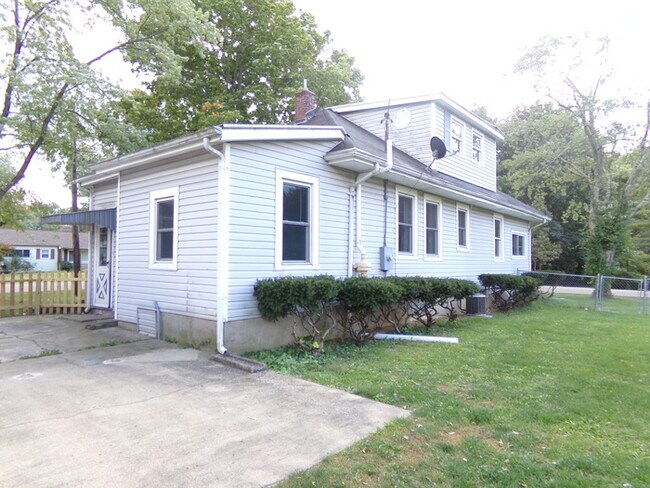Building Photo - Corner Lot Cape Cod!