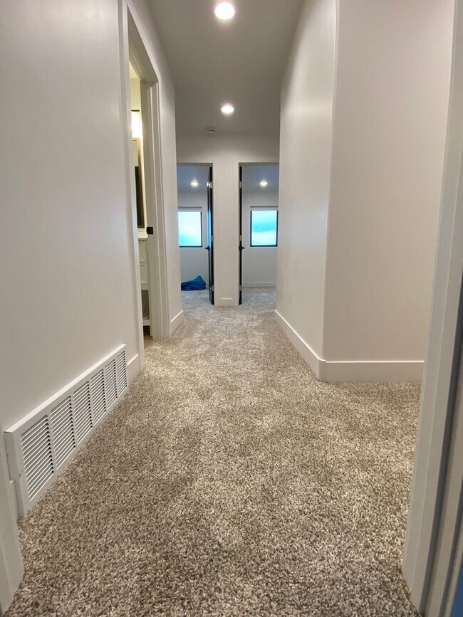 Building Photo - Lease Pending - New Townhome Driggs!  3 bedroom / 2.5 bath with garage!