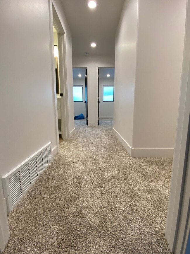 Building Photo - New Townhome Driggs!  3 bedroom / 2.5 bath with garage!
