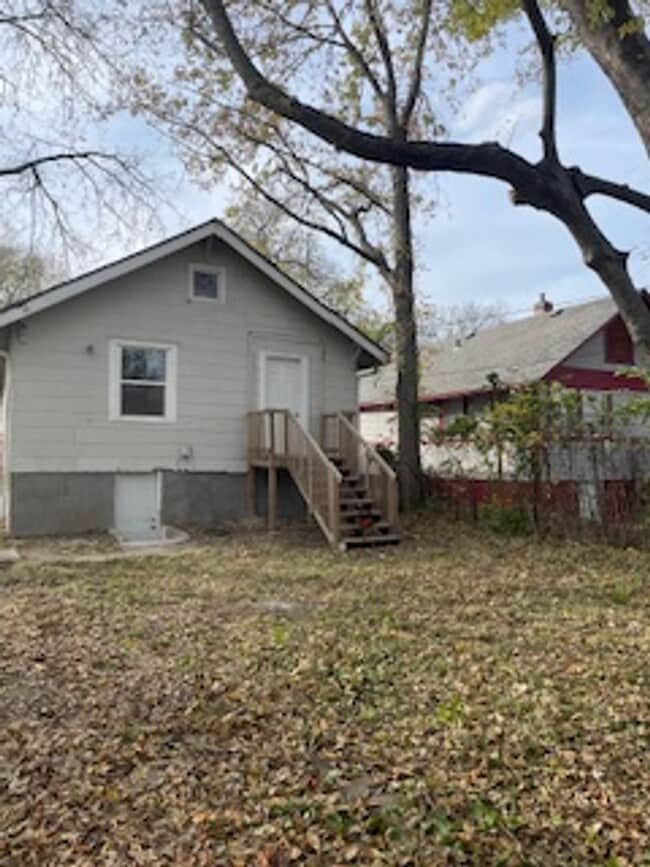 Building Photo - Charming, remodeled 2 bedroom in the blue district of Kansas City!