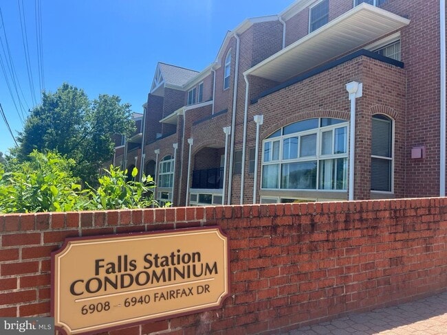 Building Photo - 6924 Fairfax Dr