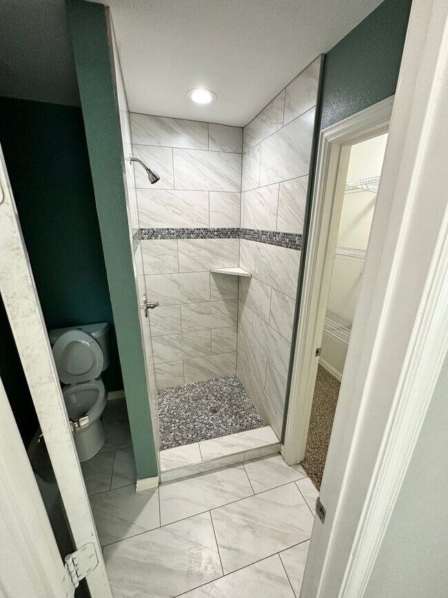 Building Photo - Make this Fairmount Showstopper Home!