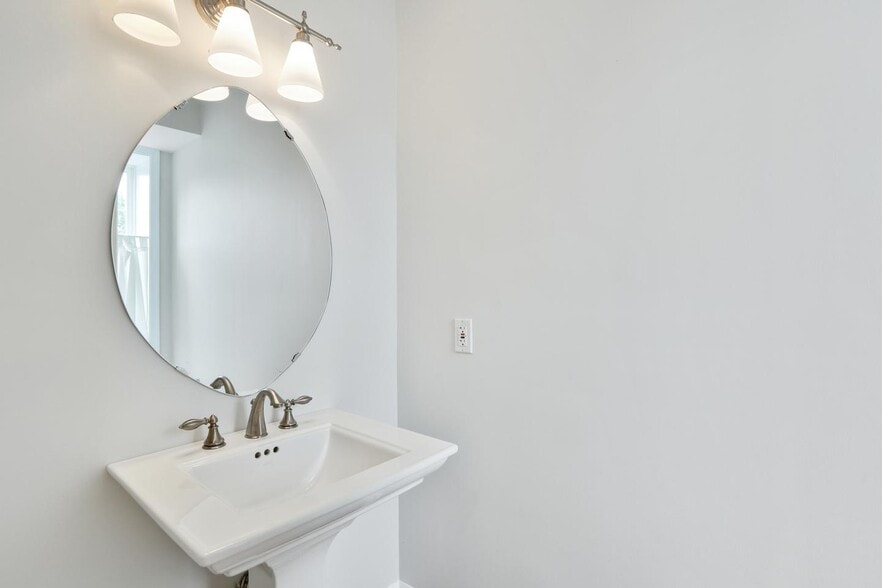Building Photo - Modern & Spacious Rental in the Heart of Washington, DC!