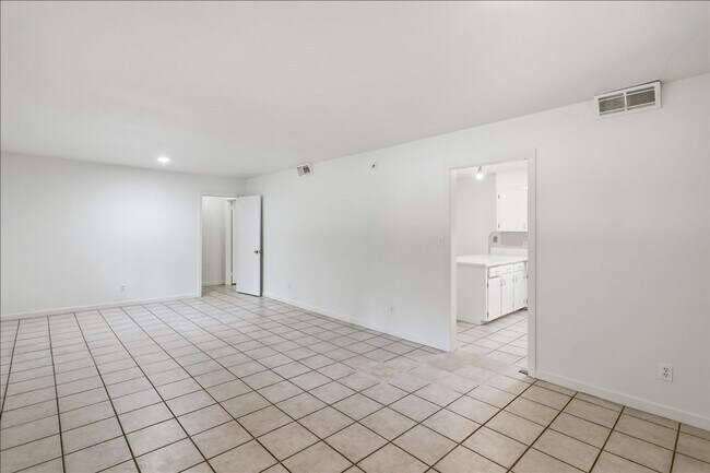 Building Photo - 3 Bedroom Home in Northeast Jackson