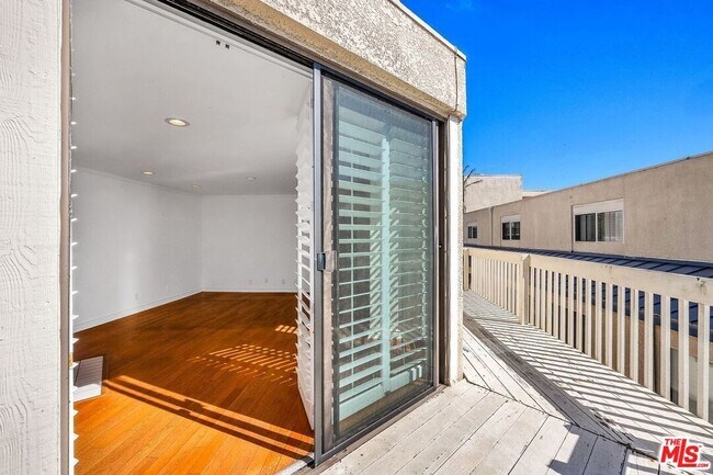 Building Photo - 7301 Vista Del Mar