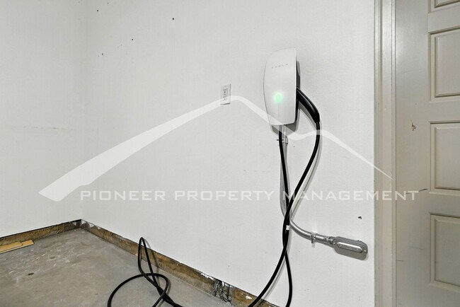 Building Photo - Modern Townhouse with Central AC and Rooft...