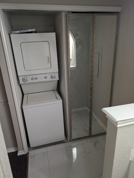 Building Photo - 2310 Bamboo Dr