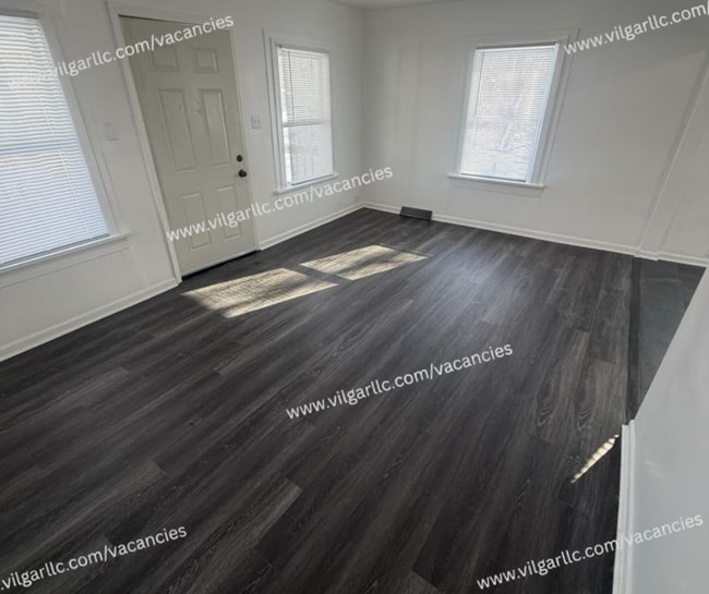 Building Photo - Spacious 2 Bedrooms • 1 Bathroom Home