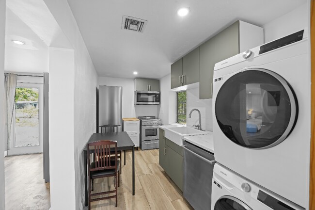 Building Photo - 3355 SW 22nd St