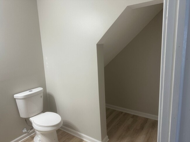 Building Photo - CHARMING, 1 BEDROOM LOWER LEVEL DUPLEX AVAILABLE NOW!