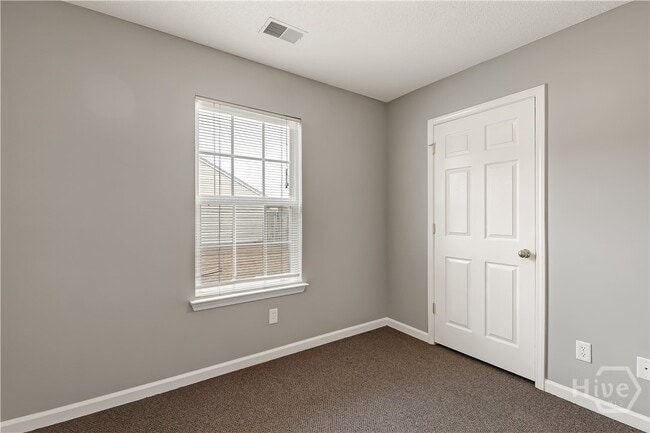 Building Photo - 133 Willow Dr