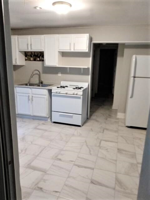 Building Photo - 10850 Parkside Ave