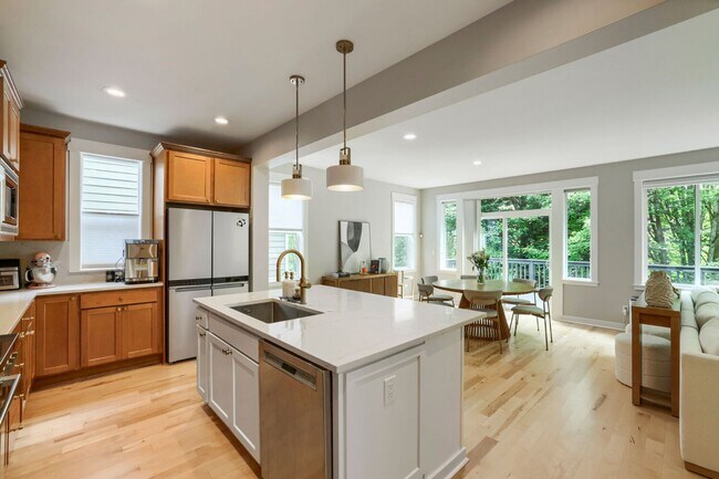 Building Photo - 5bd/3.5ba Bellevue Hoome