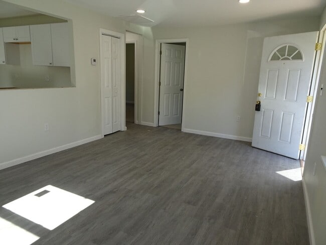 Building Photo - Completed Renovated Single Home for Rent i...