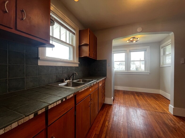 Building Photo - 1643 Hinton Dr