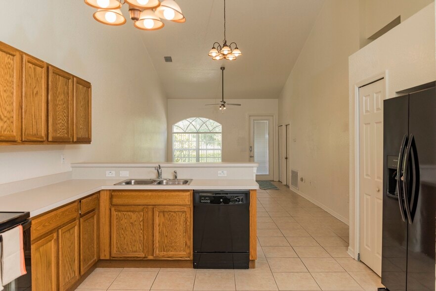 Building Photo - 6340 W Oak Park Blvd