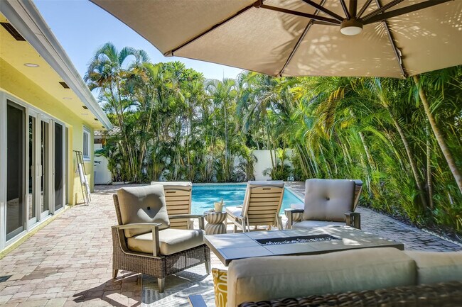 Building Photo - 2600 N Riverside Dr