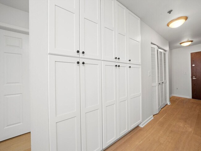 Building Photo - 1255 S State St