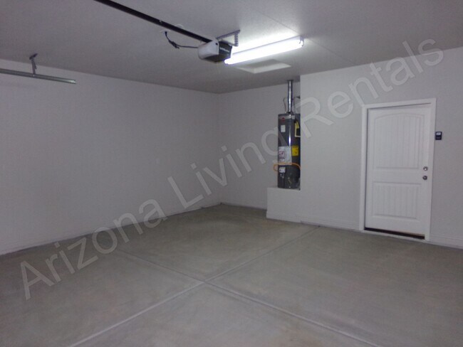 Building Photo - GORGEOUS 3 BEDROOM 2 BATHROOM HOME