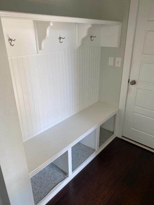 Building Photo - 4221 Courtly Ln