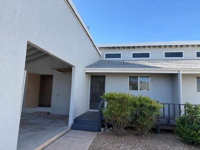 Building Photo - 2 Bedroom 2 Bath Contact Property Pros Pro...