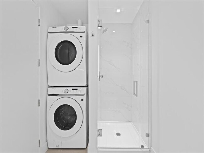 Building Photo - 700 NE 24th St