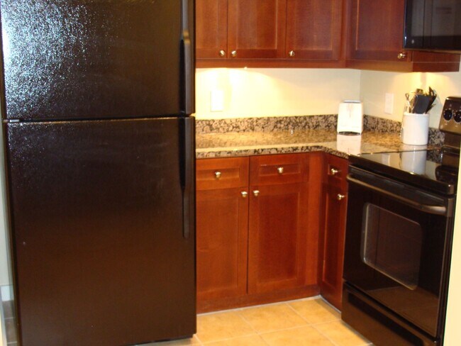 Building Photo - 1-bedroom furnished condo with fenced courtyard